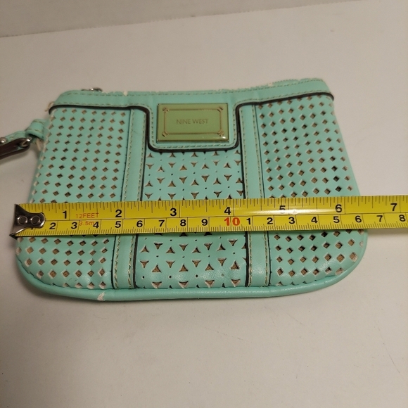NINE WEST Turquoise Perforated Faux Patent Logo Zip Wallet Wristlet Pre-Owned - Picture 10 of 11